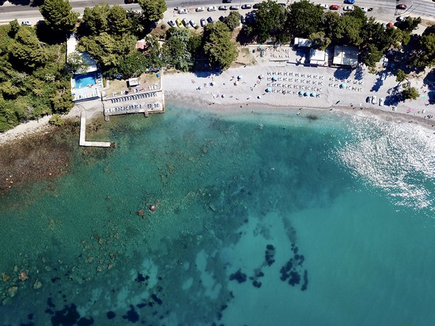 苏珊吉海滩和小型度假村的无人机航拍照片图片下载