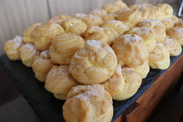 撒了糖粉的牛奶蛋糕照片图片下载