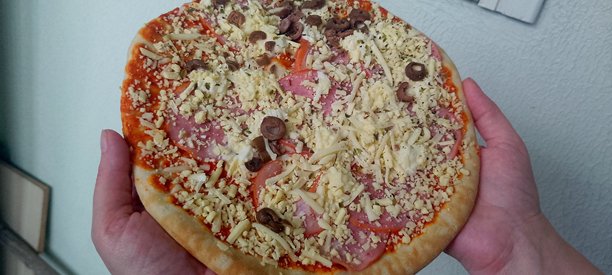 猪肉和奶油奶酪披萨的照片图片下载