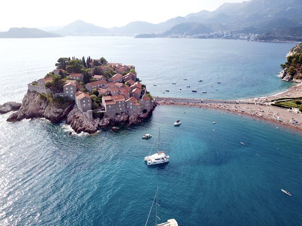 无人机拍摄的圣斯特凡岛照片，前面有几艘游艇图片下载