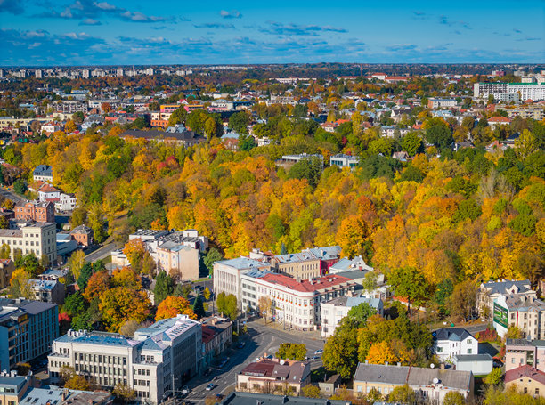 考纳斯风景，立陶宛。秋季的市中心。航拍无人机视角照片图片下载
