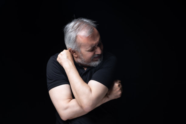 身穿黑色T恤的老年男性，在黑色背景下拍摄的照片图片下载