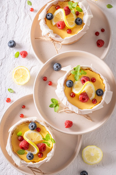 美味的纽约芝士蛋糕，以木制模具制成的小份独立包装。图片下载