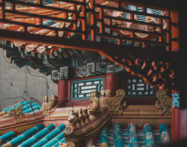 这张照片展示了中国北京一座中式园林的传统建筑，突出了其东方设计和建造中的精美细节。图片下载