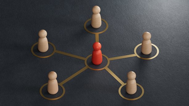 卡通人物团队 - 社交网络概念 - 3D插画。领导力、团队合作与成功。黑色背景上的3D渲染。图片下载