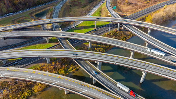 纽约州宾汉姆顿以北，81号州际公路与17号公路交汇处的秋日午后航拍照片。图片下载