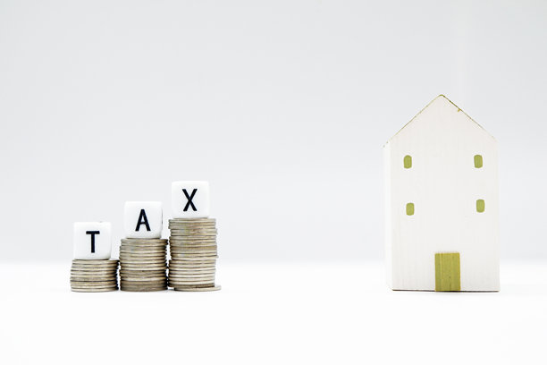 税务季：骰子拼写出“TAX”一词，置于画面中央，白色背景，数码生成，横幅图像，素材照片，留有复制空间图片下载