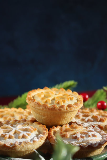 带有雪花酥皮图案的圣诞肉馅饼，在乡村背景上带有节日装饰和复制空间图片下载