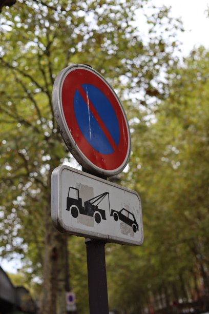 法国禁止停车拖走区域标志，无文字，竖幅照片图片下载