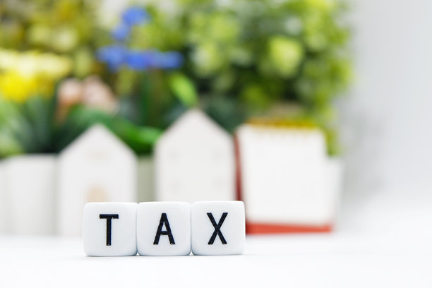 税务季：用骰子拼出“TAX”字样，平铺在画面中央的白色背景上，数码生成，横幅图像，素材照片，可供复制的空间图片下载