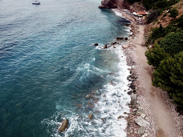 从侧面拍摄的圣斯特凡海滩上一家小型酒吧的无人机照片图片下载