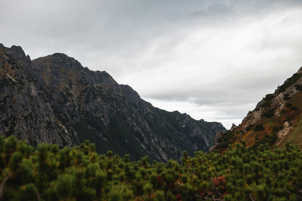 拥有岩石山峰和多云天空的山地景观图片下载