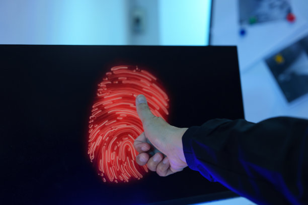 特写手部和手指在电脑屏幕上扫描手写体以登录工作。图片下载