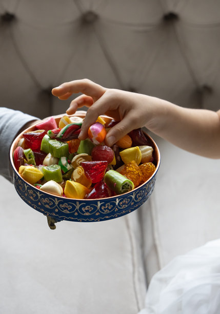 斋月开斋节糖果和巧克力，传统奥斯曼美食甜点照片，家庭间的开斋节庆祝活动照片，土耳其伊斯坦布尔于斯屈达尔图片下载