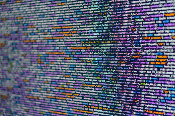 图片展示了在浅灰色背景下，复杂有序的网络中色彩缤纷的数据线缆特写。颜色范围从白色到紫色，线缆在多个点连接。图片下载