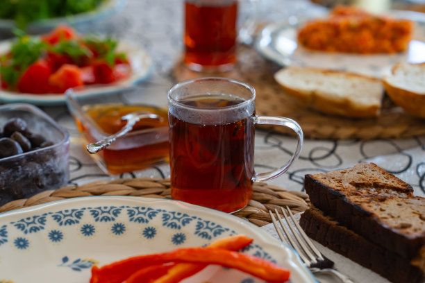 土耳其早餐照片中的土耳其茶，位于伊斯坦布尔于斯屈达尔，土耳其图片下载