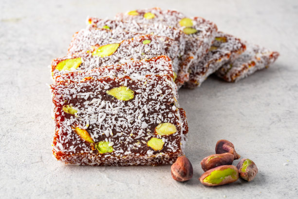 带有开心果或榛子的土耳其软糖，背景为复古风格。Cezerye，来自梅尔辛地区的一种传统甜点。图片下载