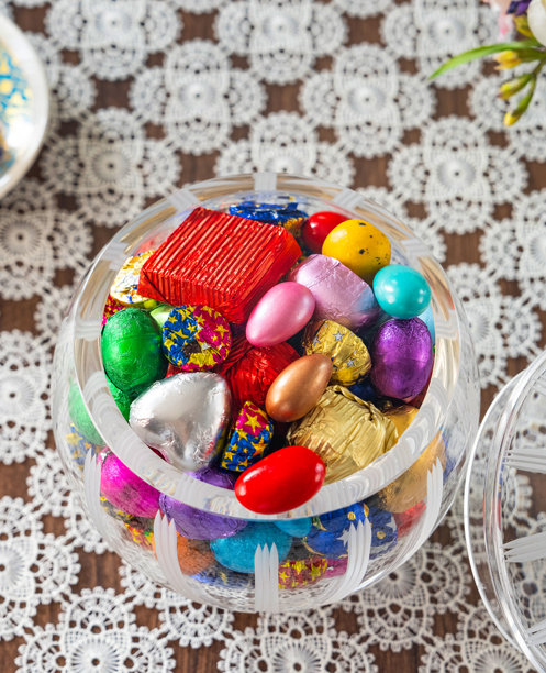 斋月开斋节糖果和巧克力，传统奥斯曼美食甜点照片，家人之间的开斋节庆祝照片，位于土耳其伊斯坦布尔于斯屈达尔图片下载