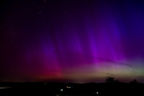 覆盖整个天空的北极光照片图片下载