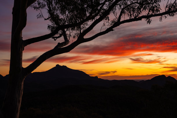 从怀特格姆观景台的高处望去，绚烂的日落辉映着瓦伦班格尔国家公园的山地景观。图片下载