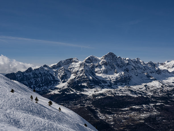 冬季雪山比利牛斯山照片图片下载