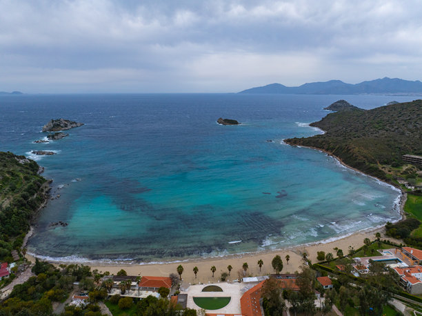 土耳其穆拉省马尔马里斯的爱琴海塞迪尔岛，马尔马里斯海滩的绿松石海空拍照片图片下载