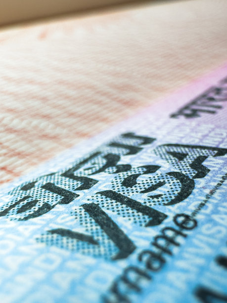 护照上的印度签证，用于世界旅行、旅游、机场、海关、新闻、边境关闭、国籍。微距照片图片下载