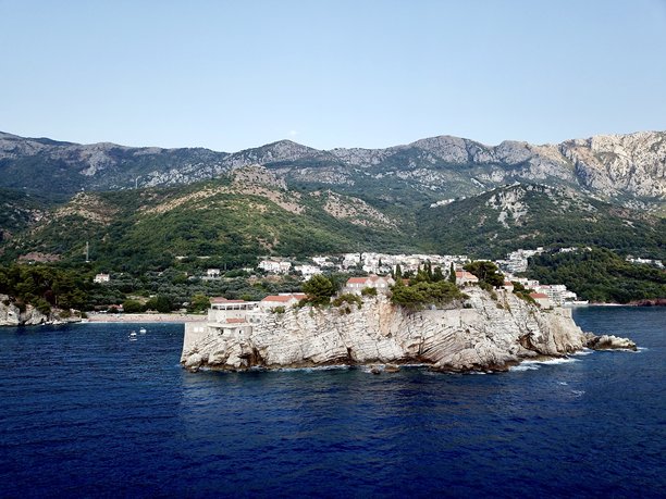 日落时从海上拍摄的圣斯特凡岛的无人机照片图片下载