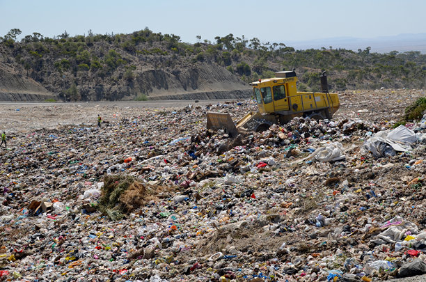 推土机在巨大的垃圾填埋场上作业，处理堆积如山的垃圾图片下载