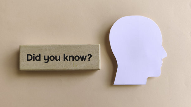 木块上的“你知道吗”提问旁边是空白的个人资料头像剪影，代表知识和探究。图片下载