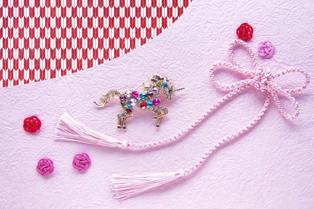 日本新年插画。以粉色日式纸张为背景的马年（日本生肖）插画。/ 日式图案（箭矢絣或箭羽纹）剪纸图片下载