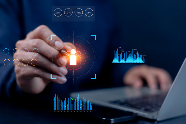 商人使用笔记本电脑，屏幕上显示着数字化的目标受众和数据分析全息图，代表着数字技术中的客户洞察、营销策略和商业智能。图片下载