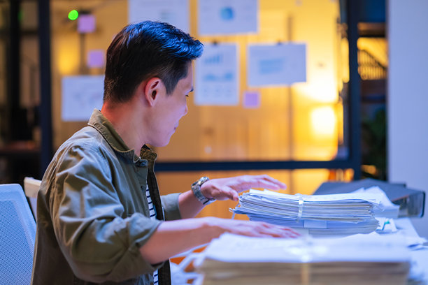 亚洲男性程序员深夜在办公室专注地编写代码，训练深度学习人工智能模型和神经网络，独自加班进行机器学习。图片下载