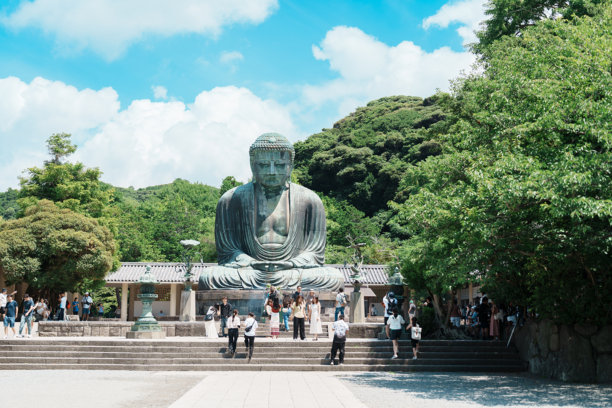 镰仓大佛，又称镰仓大佛，是位于日本神奈川县镰仓市的一尊雕像。它是东京附近的一个地标和热门旅游景点，位于日本神奈川县，拍摄于2025年7月13日。图片下载