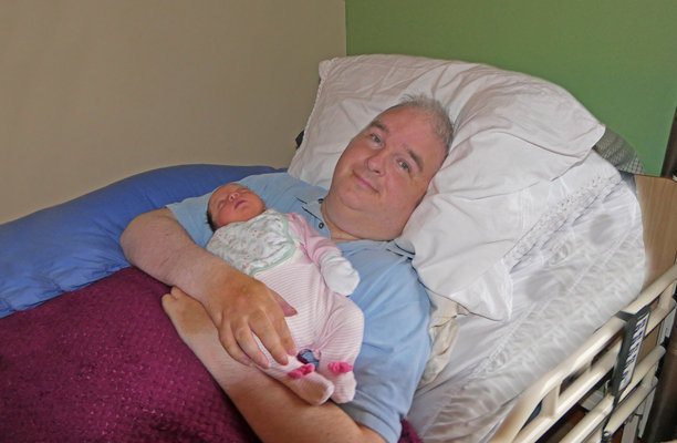 父亲与新生儿亲密互动照片图片下载