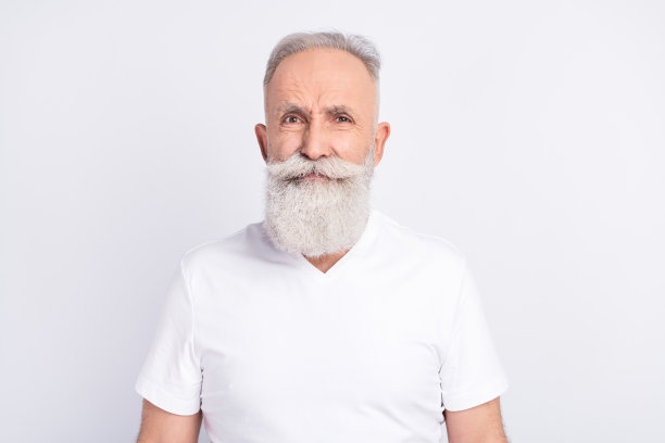 照片：不开心、不高兴、心情糟糕、压力大、退休老人，孤立在灰色背景上图片下载