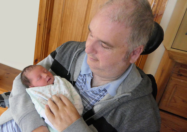 一位父亲与新生儿温馨相处的照片图片下载