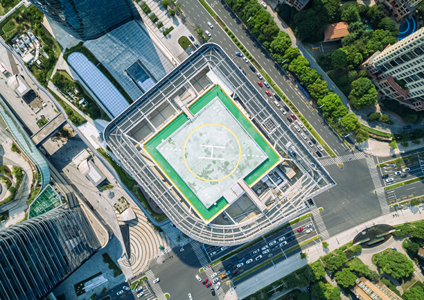 现代摩天大楼顶部的直升机停机坪的鸟瞰图。图片下载