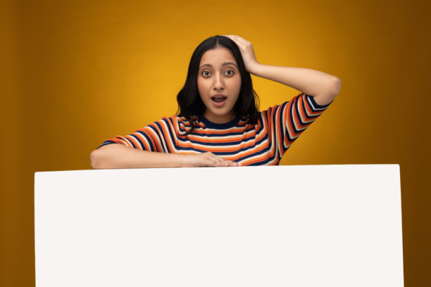 年轻女子举着标语的图片 - 孤立在黄色背景上的招牌素材图片下载