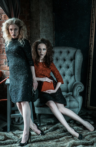 时尚杂志风格的两位时髦女士照片图片下载