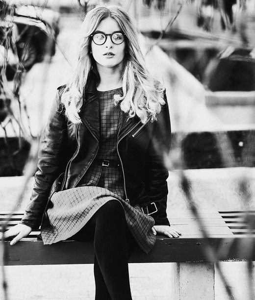 金发女孩坐在长椅上，夏日城市，黑白照片图片下载