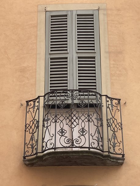 经典装饰性铸铁阳台 –  वापरा此图片，无需支付特许权使用费的建筑摄影图片下载