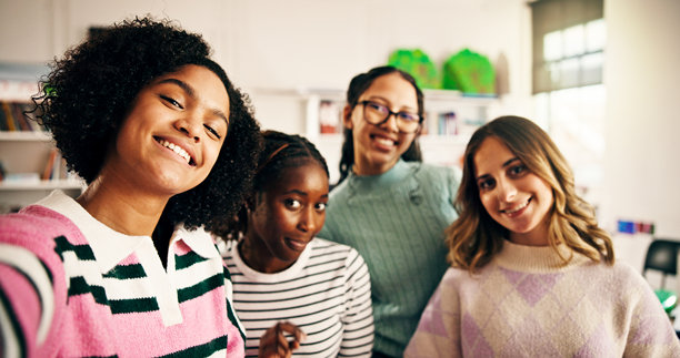 自拍，教室里的学生们带着笑容，用于社交媒体帖子、学习小组和照片。教育、摄影和高中记忆，校园里的青少年们，代表着朋友和支持。图片下载