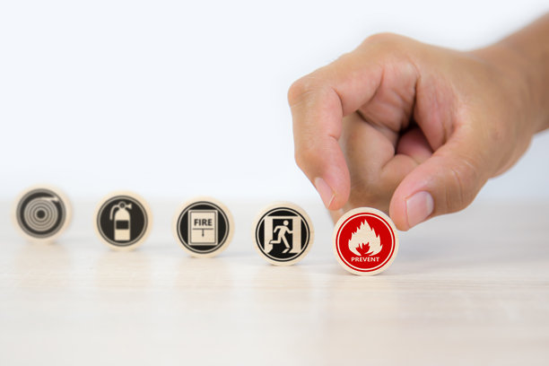 手选木制玩具堆叠，带有防火图标和出口标志，或消防逃生口，带有防火图标、灭火器和防火或防护标志，用于安全和救援。图片下载