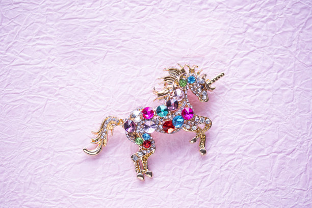 日式新年插画，马年（日本生肖），背景为粉色和纸。图片下载