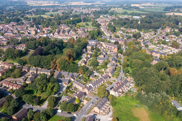 夏季航拍无人机照片，展示英国北约克郡里彭村的历史悠久的英国村庄和街道，街道两旁排列着一排排联排别墅。图片下载