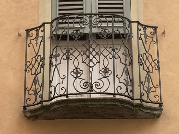 经典装饰性铸铁阳台 – 版权免费建筑图库照片图片下载