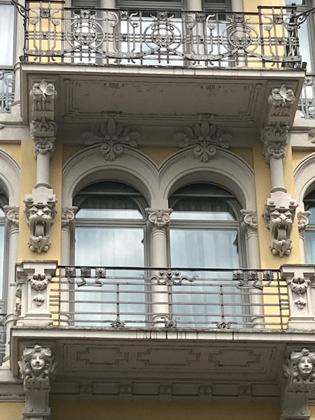 装饰性铸铁格栅和阳台窗户 – 复古欧洲建筑图片图片下载