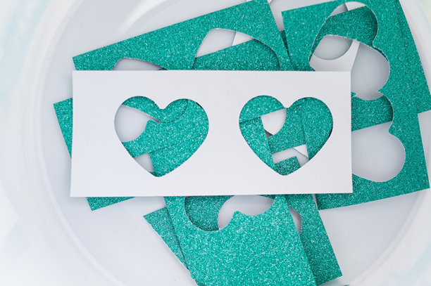 剪有心形图案的纸片，是情人节背景的理想素材图片下载