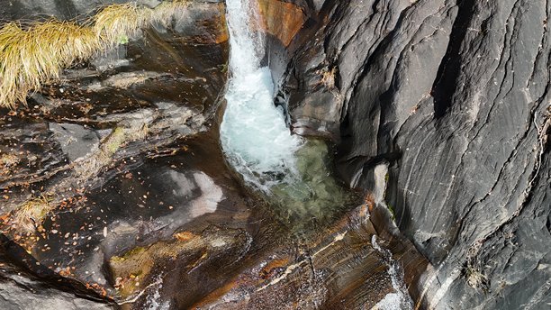 意大利阿尔卑斯山阿夸弗拉贾瀑布的风景航拍照片图片下载